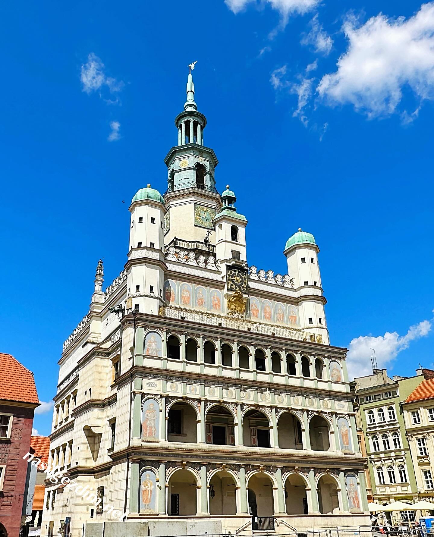 Stary Rynek, Pozan’ın eski belediye binası. Saat 12:00’de kafalarını tokuşturan keçileri ile ünlü 🩷🩷.
.
.
#nasilgezdim #nereyegidelim #nereyegitsek #nereye #gezimanya #milliyetrota #hurriyetseyahat #unescoworldheritagesite #unescodünyamirası #gezilesiyer #seyahat #benimkadrajim #gününkaresi #gezilecekyerler #passionpassport #iphonephotography #beautifuldestinations #seyahatname #seyahat #çokgezenlerkulübü #çokgezenkazaniyor #seyahatblog #gezmece #gezilecekyerlerdebugün #poznancity #prettycities #poland #polonya #poznan #gezenti