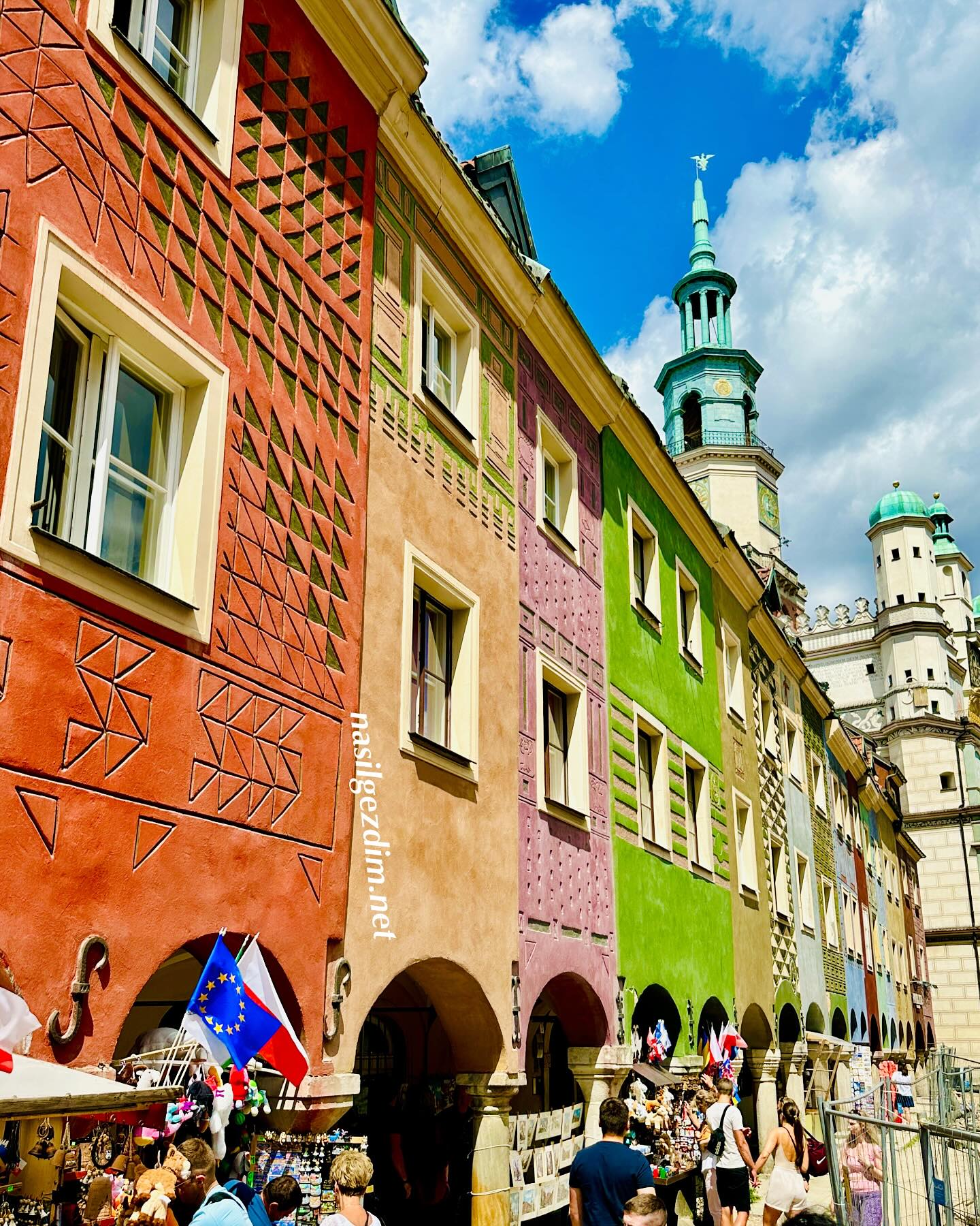 Poznan’ın renk renk “ Tacirler Evi”😍😍😍.
.
.
#nasilgezdim #nereyegidelim #nereyegitsek #nereye #gezimanya #milliyetrota #hurriyetseyahat #unescoworldheritagesite #unescodünyamirası #gezilesiyer #seyahat #benimkadrajim #gününkaresi #gezilecekyerler #passionpassport #iphonephotography #beautifuldestinations #seyahatname #seyahat #çokgezenlerkulübü #çokgezenkazaniyor #seyahatblog #gezmece #gezilecekyerlerdebugün #poznancity #prettycities #poland #polonya #poznan #gezenti