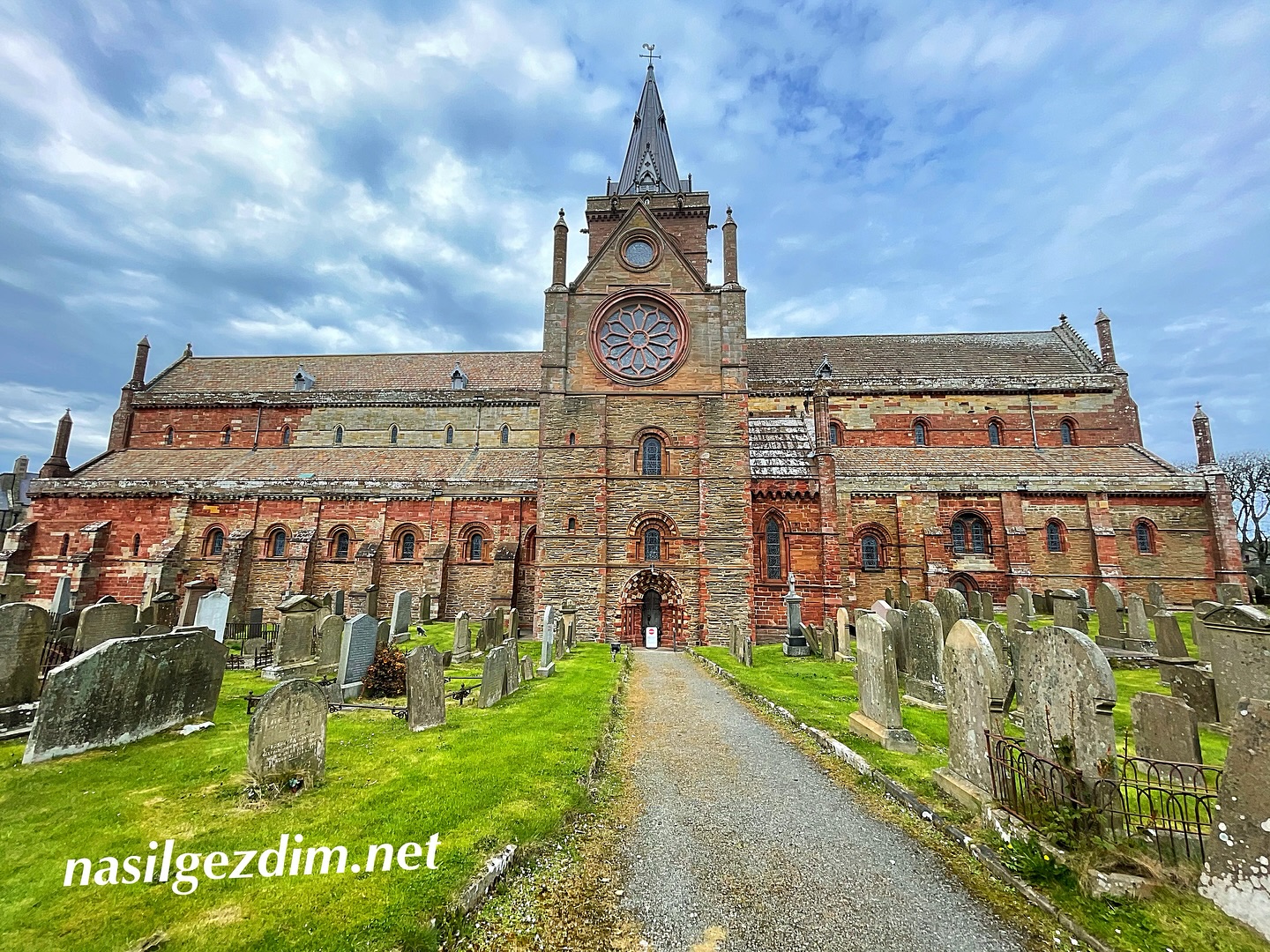 St Magnus Katedrali, Norveçliler tarafından inşa edilen katedral Birleşik Krallığın en kuzeyindeki katedral olma özelliğine sahip.
.
.
.
.
#nasilgezdim #nereyegidelim #nereyegitsek #nereye #gezimanya #milliyetrota #nature #gezilesiyer #seyahat #benimkadrajim #gününkaresi #doğa #passionpassport #iphonephotography #beautifuldestinations #seyahatname #seyahat #çokgezenlerkulübü #çokgezenkazaniyor #seyahatblog #gezmece #gezilecekyerlerdebugün #scotland #prettycities #orkney #orkneyislands #visitscotland #gezenti #kirkwall